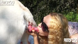 Красотка в шляпе сосет член у собаки. Artofzoo порно