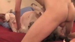 Папа был в шоке когда увидел что их сын трахает собаку дома