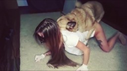 Молодую девушку трахает собака в квартире, русское зоо порно